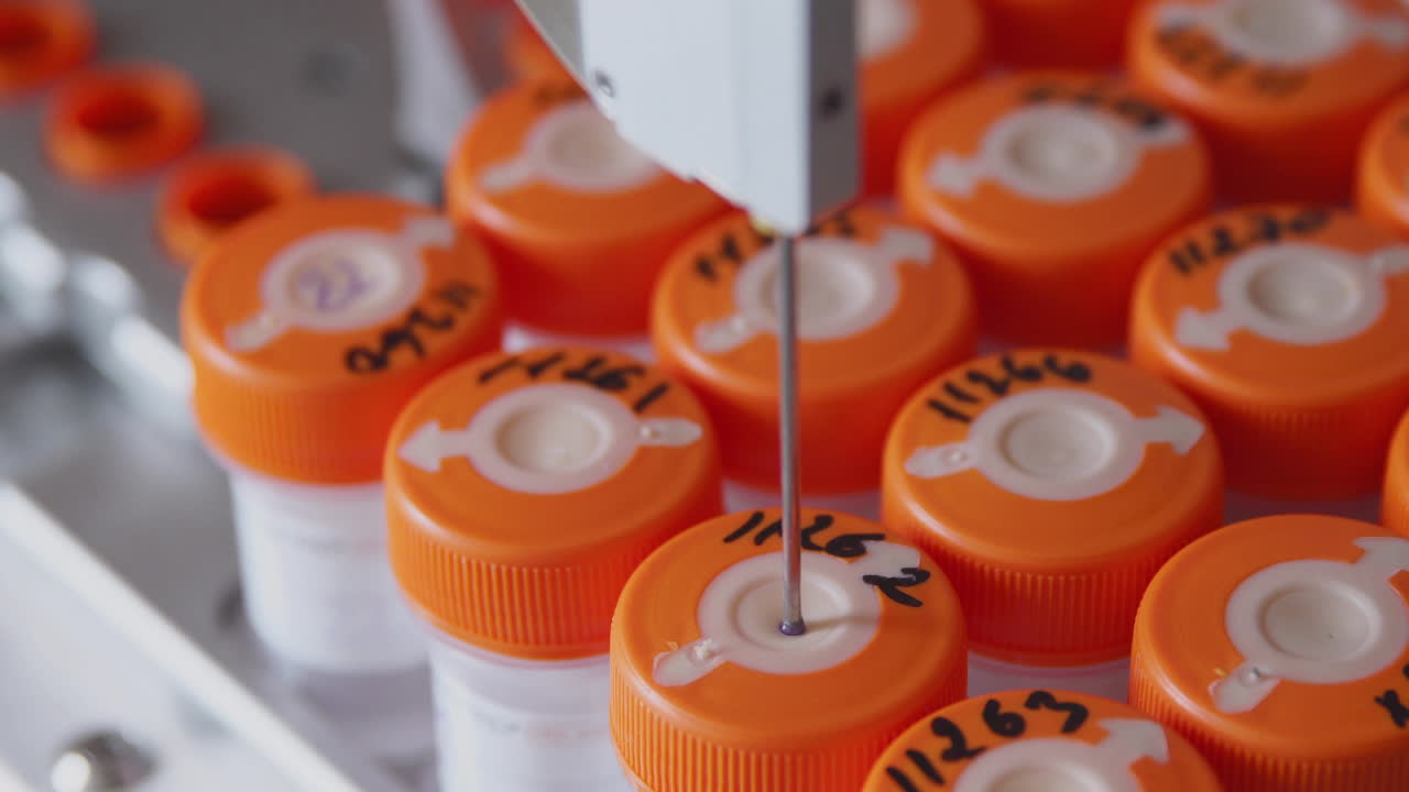 살균 된 의료 실험실 기계의 클로즈업은  ⁇ 크 분석을 통해 암을 탐지 할 때 자동으로 분석을 수행합니다.