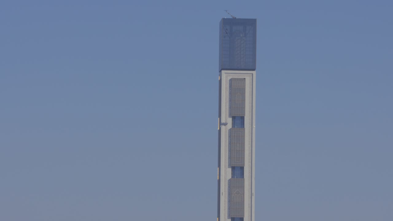 el minarete de la mezquita moderna.