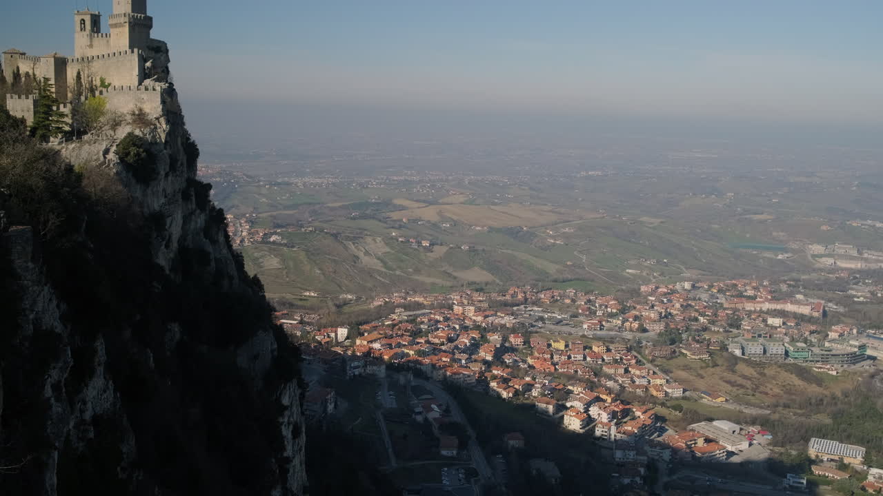 주변 도시 풍경 과 함께 산 꼭대기 에 있는 요새 의 공중 풍경