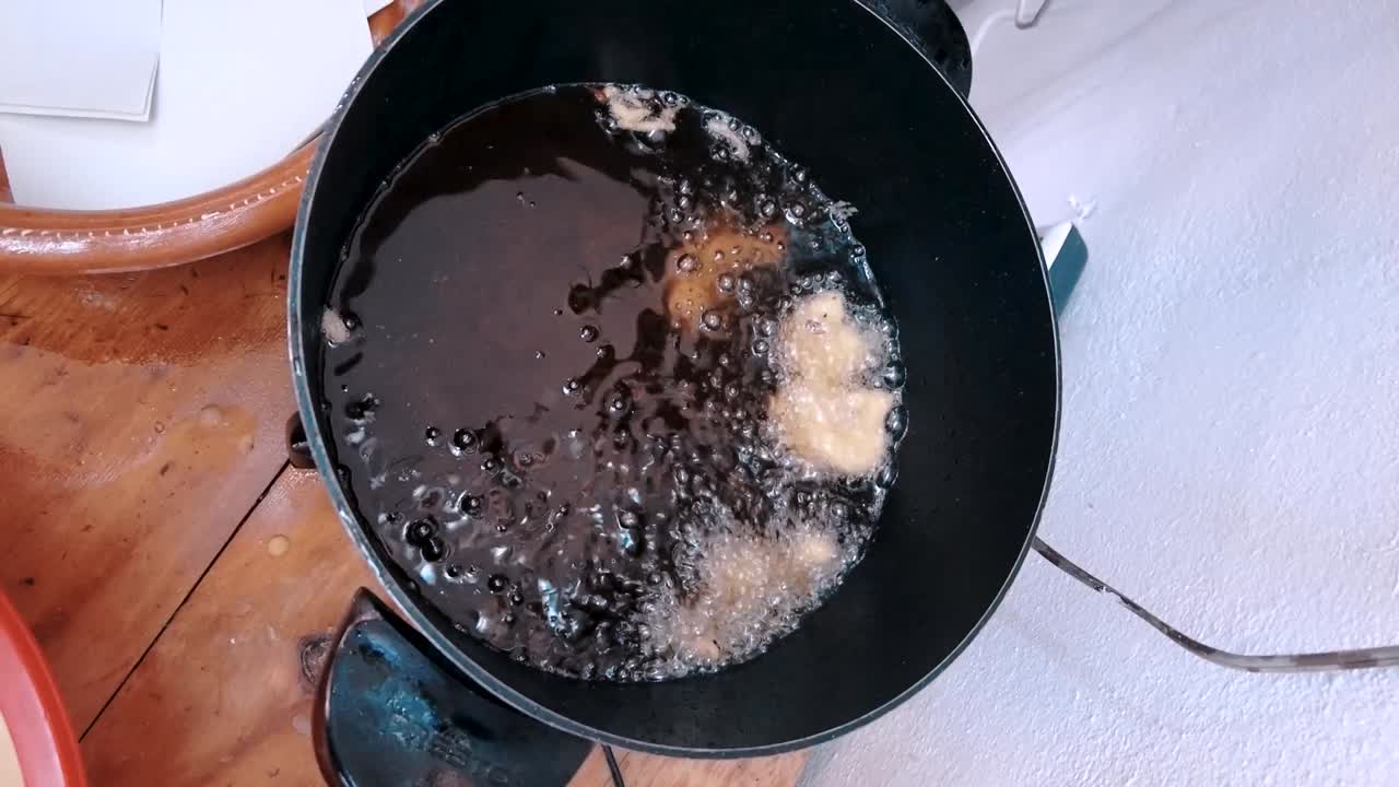 un chef está preparando tacos de pescado