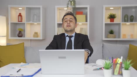 el trabajador de oficina en casa termina su trabajo y se relaja.