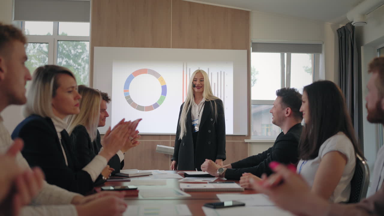 대기업의 마케팅 부서의 비즈니스 회의 여성 전문가가 연설하고 있습니다.