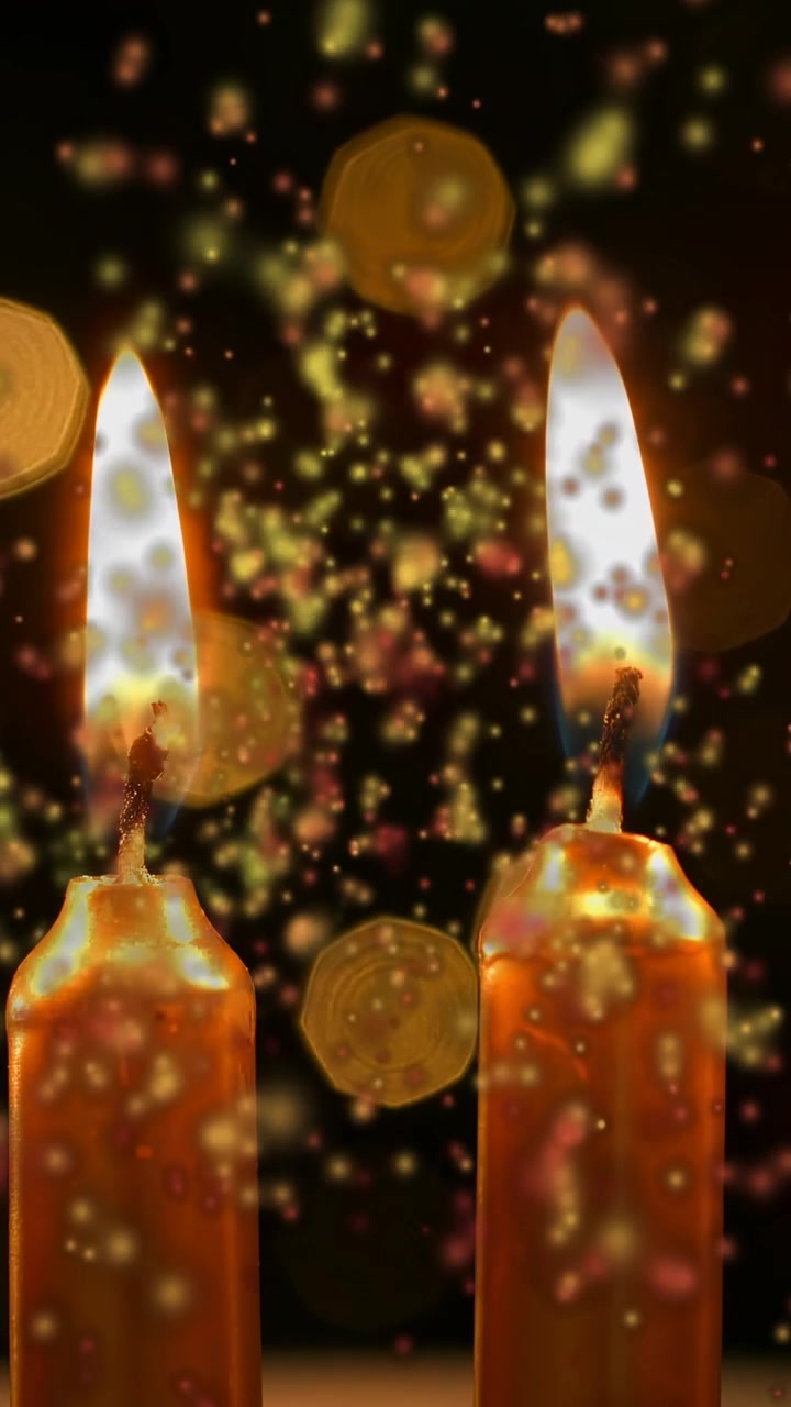 Video verticale: Due candele di cera che bruciano dopo uno scoppio di scintille, pagliuzze d'oro che salgono, formando un velo scintillante