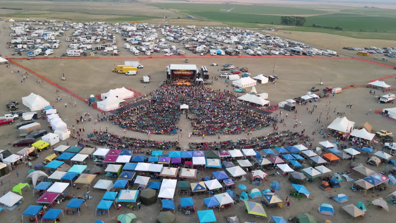 야외 라이브 컨트리 뮤직 페스티벌에서 뜨거운 음식과 음료를 판매하는 천막과 텐트