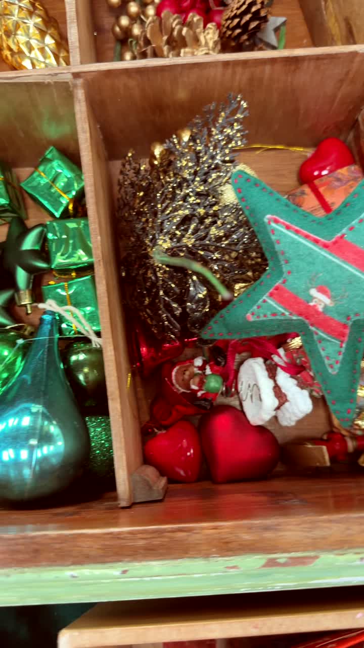 Surtido de adornos navideños coloridos en una caja de madera