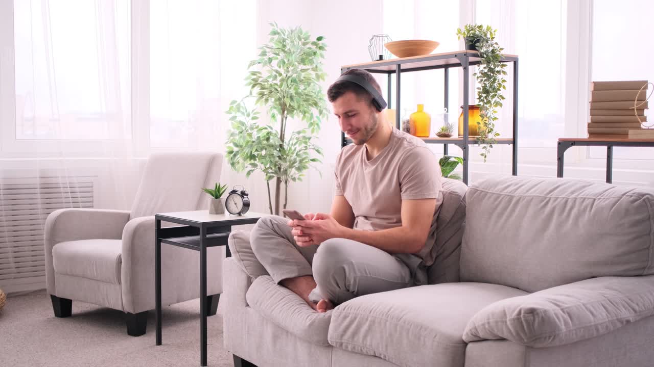 남자 음악을 듣고 전화로 문자 메시지를