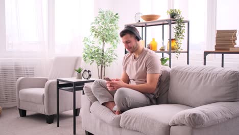 hombre escuchar la música y los mensajes de texto en el teléfono