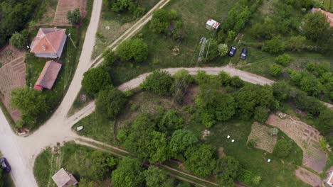 Drone-Orbitando-Sobre-El-Barrio-De-La-Aldea-De-Tsarichina-Hole,-Ubicado-En-Un-Campo-Remoto-En-Bulgaria