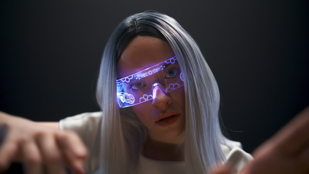 realidad virtual persona brazos explorando el ciberespacio futurista. mujer mano navegando