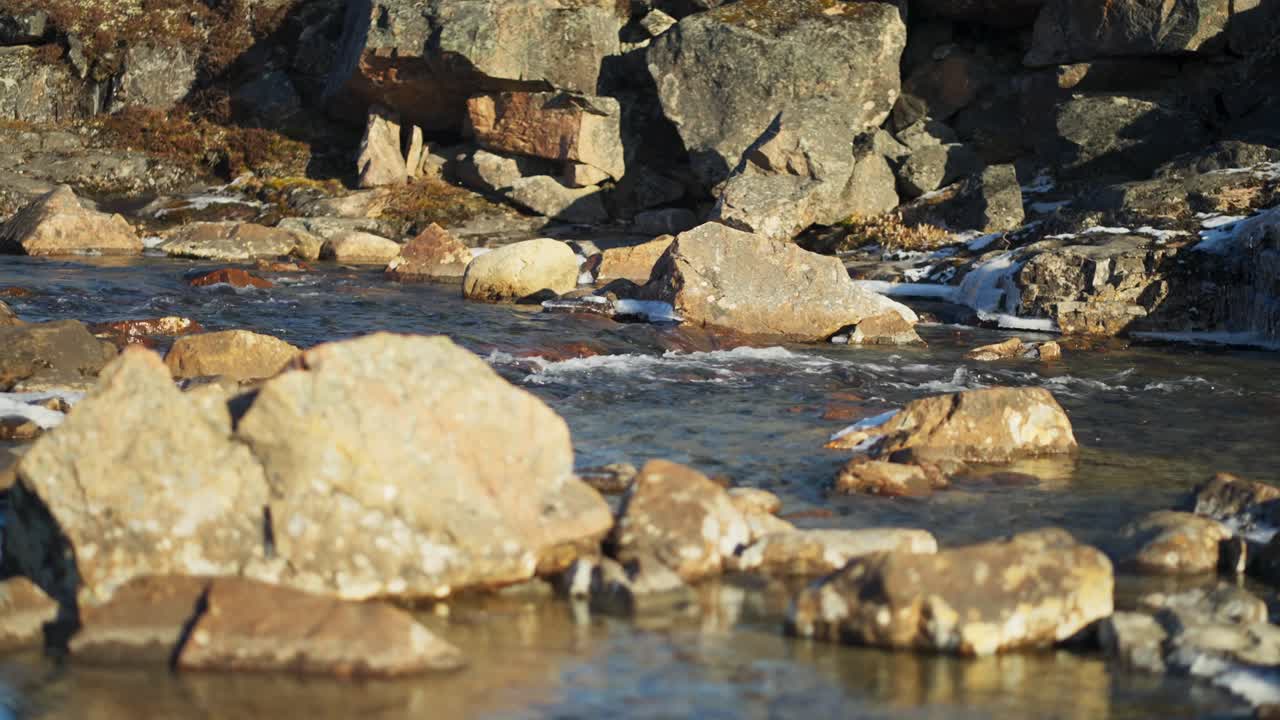 rocas de río frías con agua clara corriendo