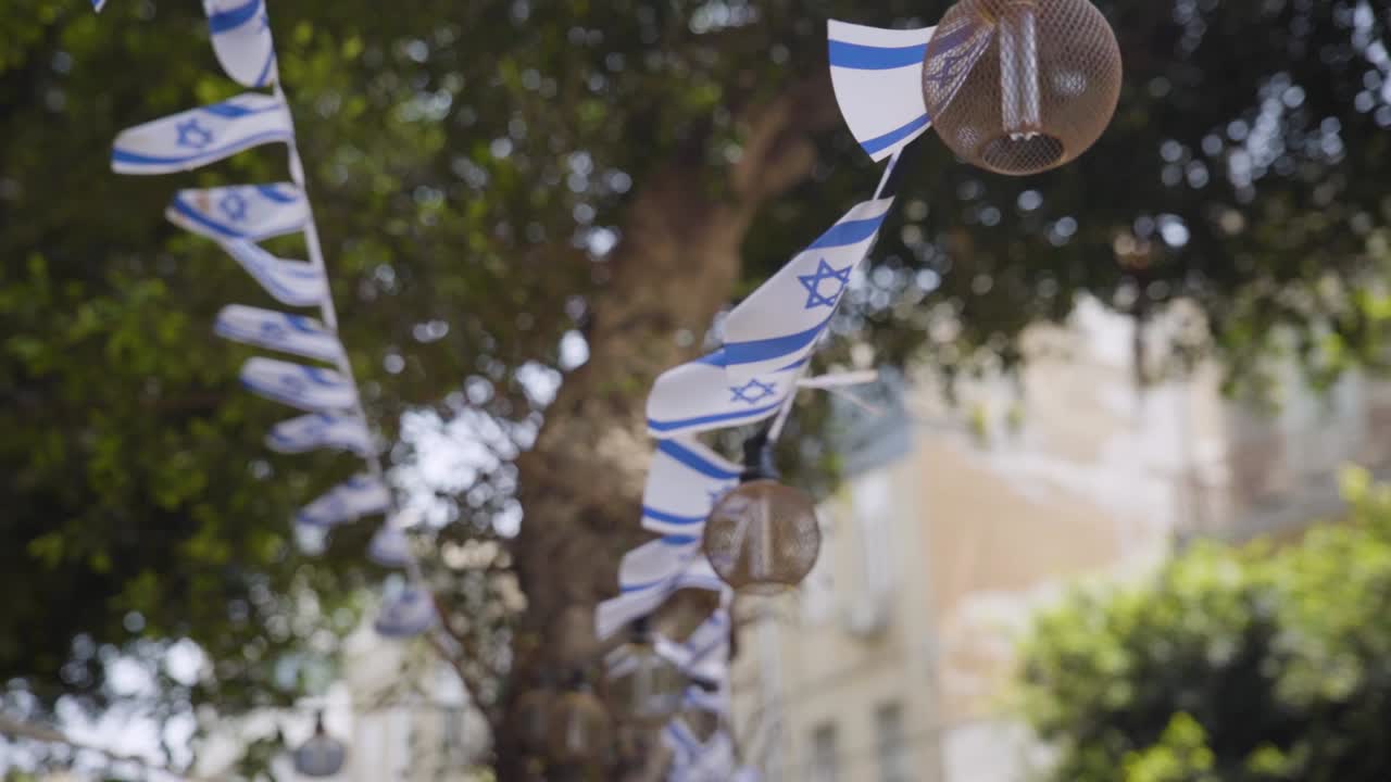 banderas de israel ondeando al viento en tel aviv.