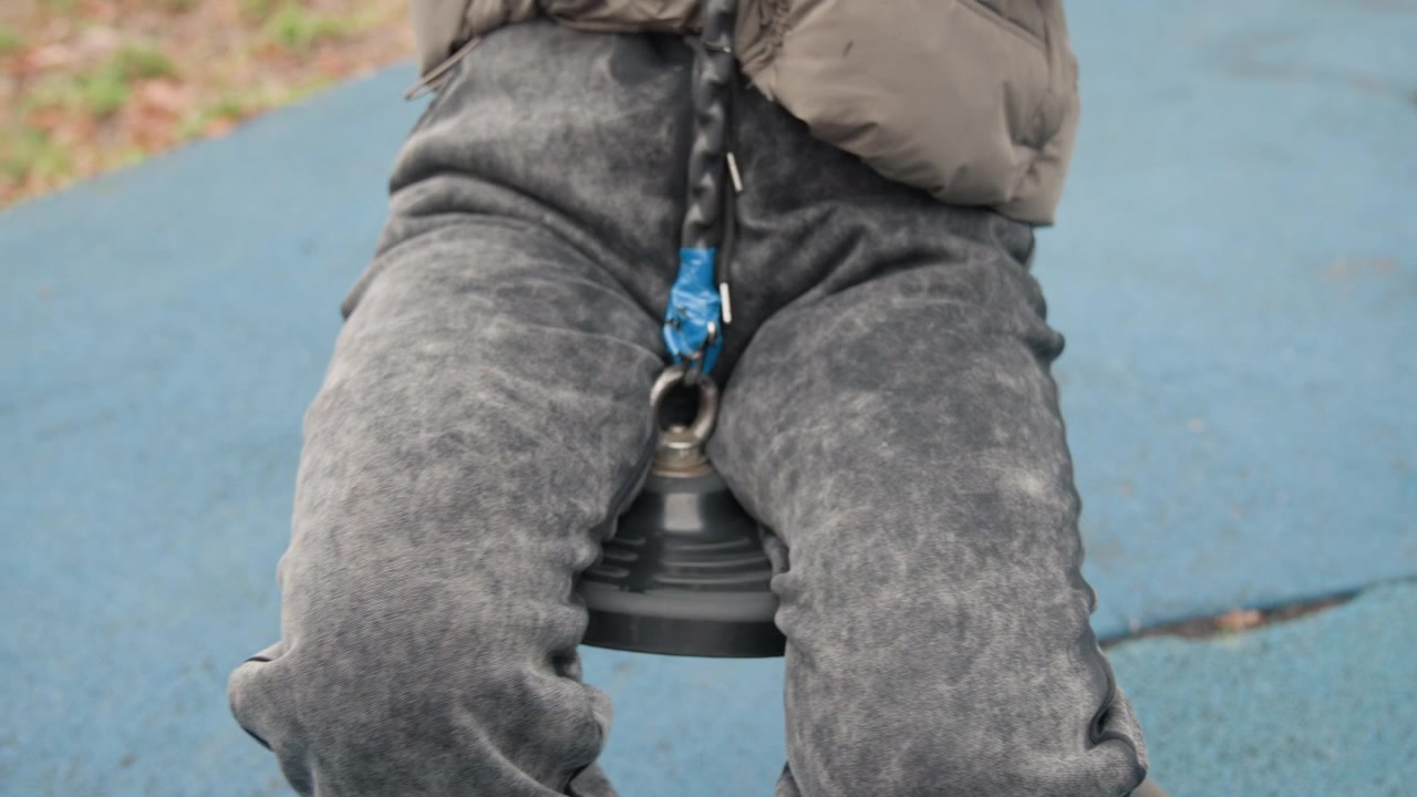 Moment de jeunesse sur une balançoire en jean décontractée. Jeune profitant d'une journée de détente avec un équipement de balançoire en jean. Détente juvénile capturée en se balançant sur un siège en jean confortable pendant les loisirs