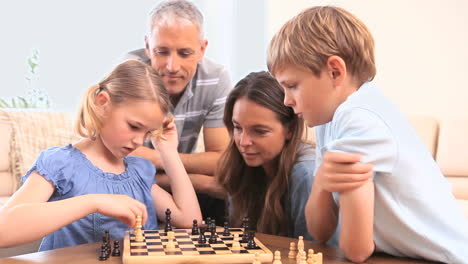 familia jugando al ajedrez