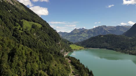 Majestätische-Gipfel,-Kristallklares-Wasser:-Luftaufnahme-Von-Grünen-Wäldern-Und-Bergen-Am-Seeufer