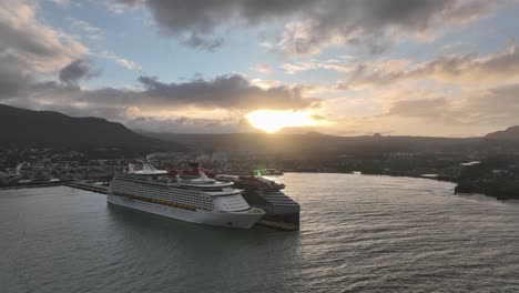 Dos-Cruceros-En-El-Puerto-De-Puerto-Plata-Al-Atardecer,-Vista-Aérea-De-Drones