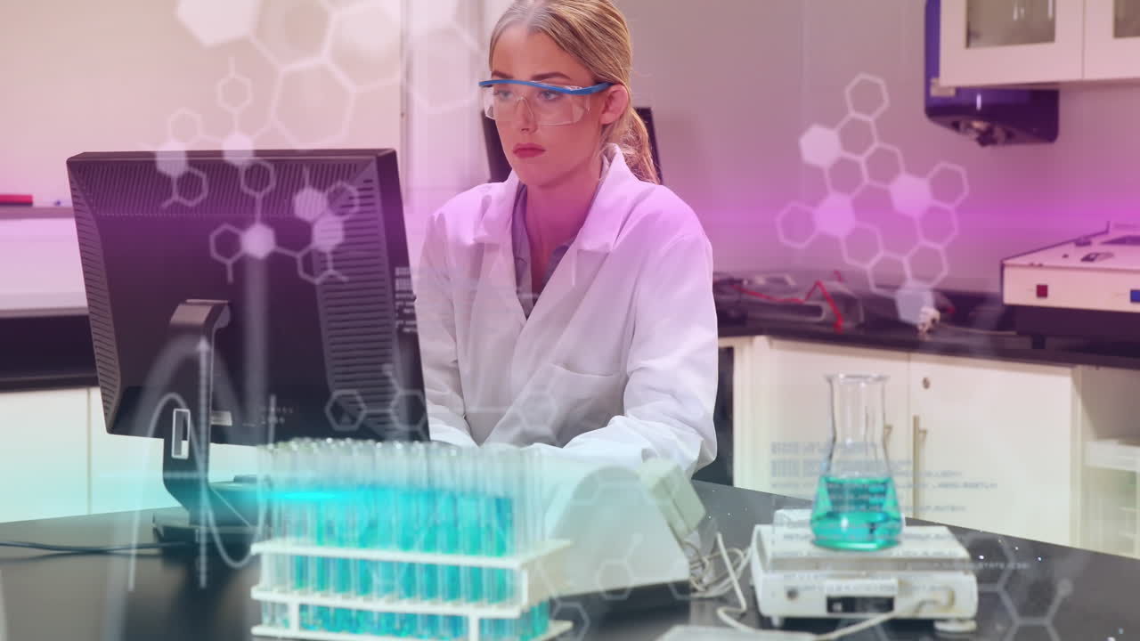 анимация обработки научных данных над кавказской женщиной-ученым в лаборатории