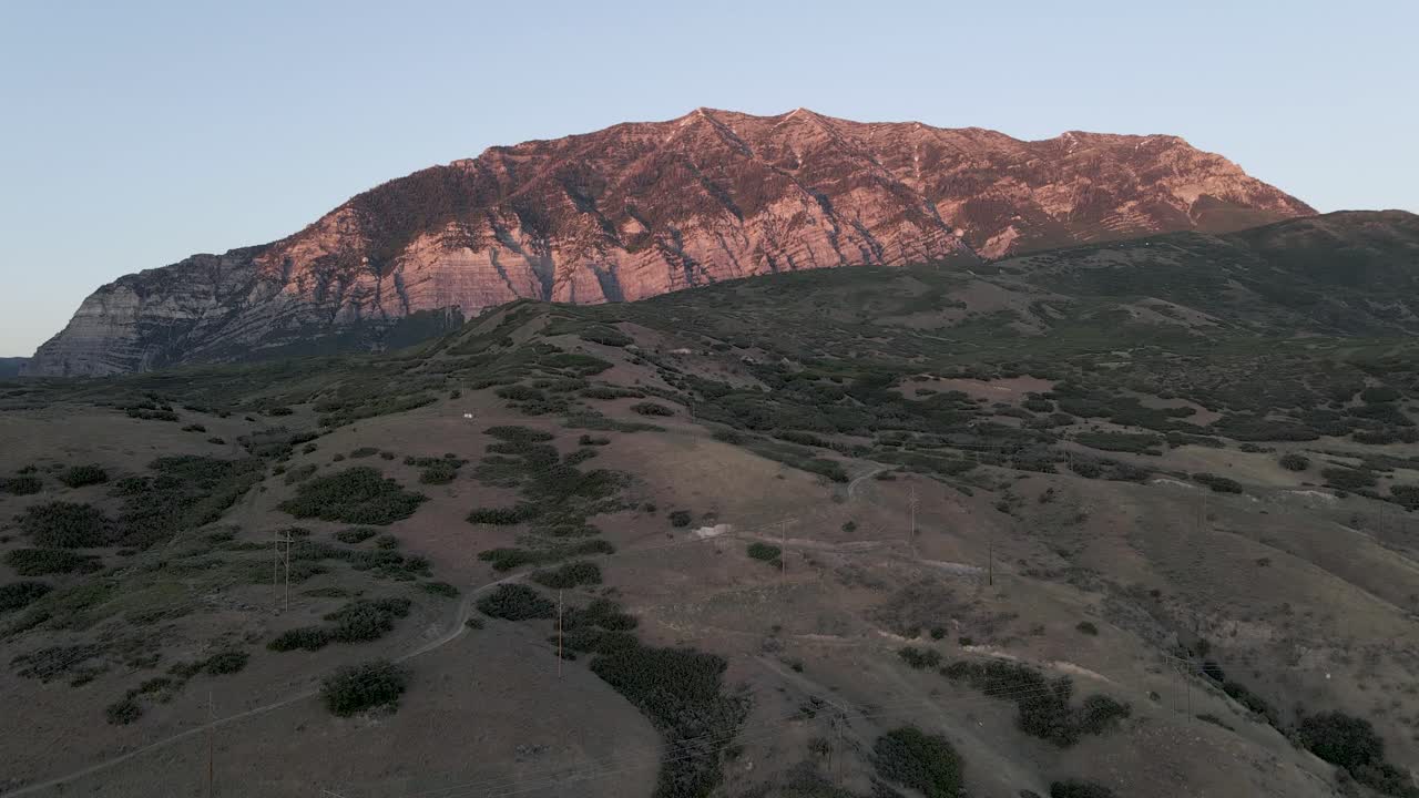 panorama de las montañas de utah al atardecer, el dron se eleva para mostrar el pico iluminado por el sol