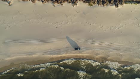 Coche-Pasando-Sobre-La-Arena-A-Través-De-La-Playa