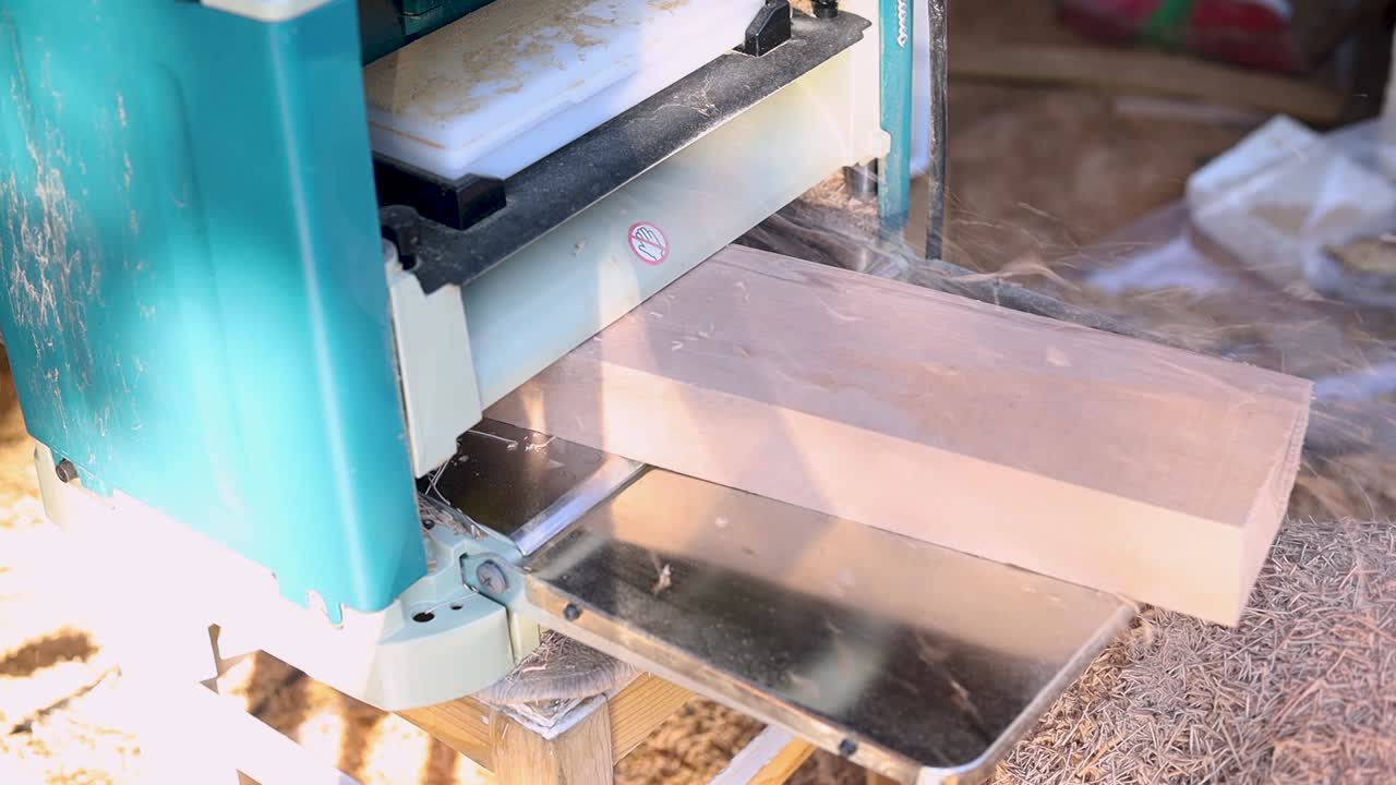 나무 가공 플라버 전기 기계에 보드가 있습니다.