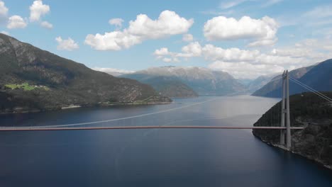 vista aérea del impresionante puente hardanger sobre hardangerfjord, noruega