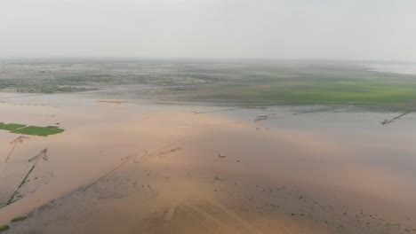 Panorámica-Toma-Aérea-De-Drones-Del-Lago-Tonle-Sap