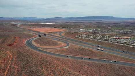 Luftaufnahme-Des-Verkehrs-Auf-Der-Autobahn-I-15-Und-Kreuzung-In-Der-Nähe-Von-Hurrikan,-Utah-Usa,-Drohne-Geschossen