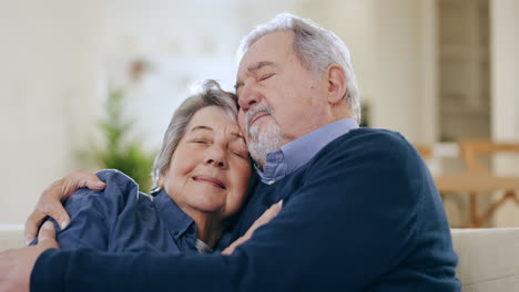 feliz, pareja de mayores y abrazar en casa por amor