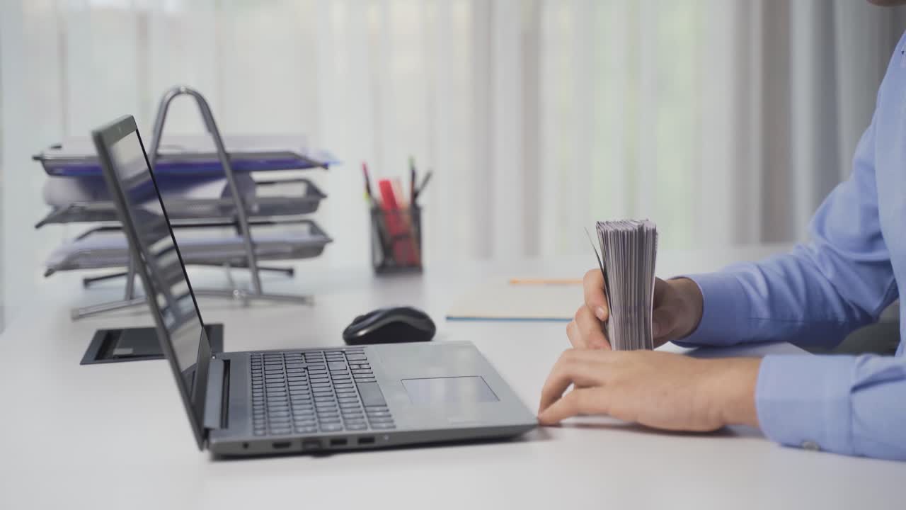 con i soldi, confermare i guadagni, investire i soldi.