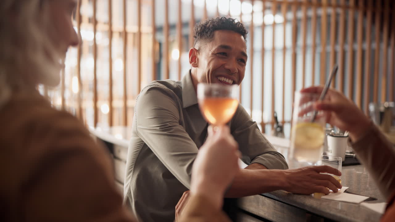 Venner feirer på en bar