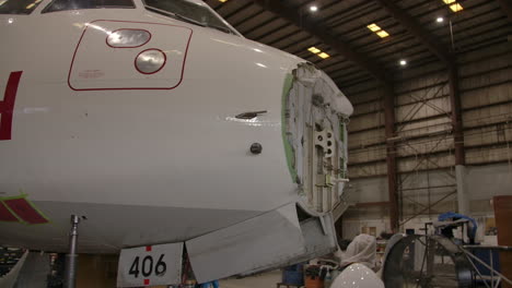 Construyendo-Un-Avión---Dentro-De-Un-Hangar