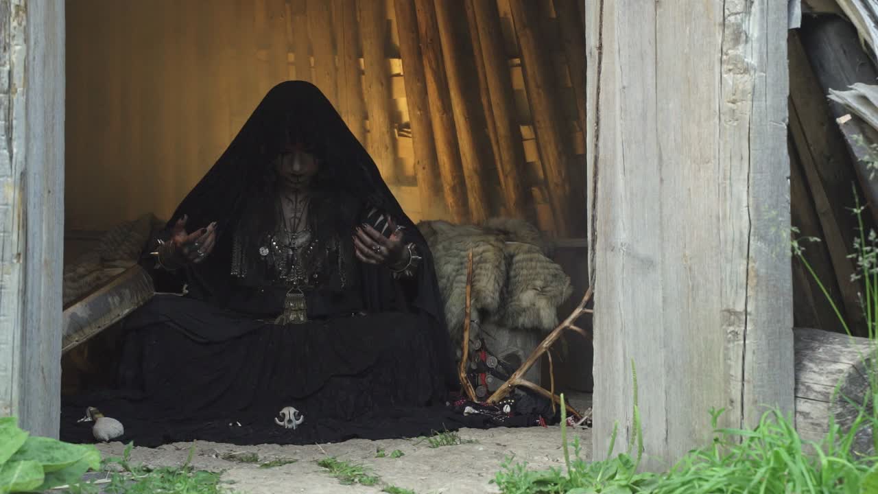 샤먼이 중얼거린다. 연기와 오렌지 빛. 느린