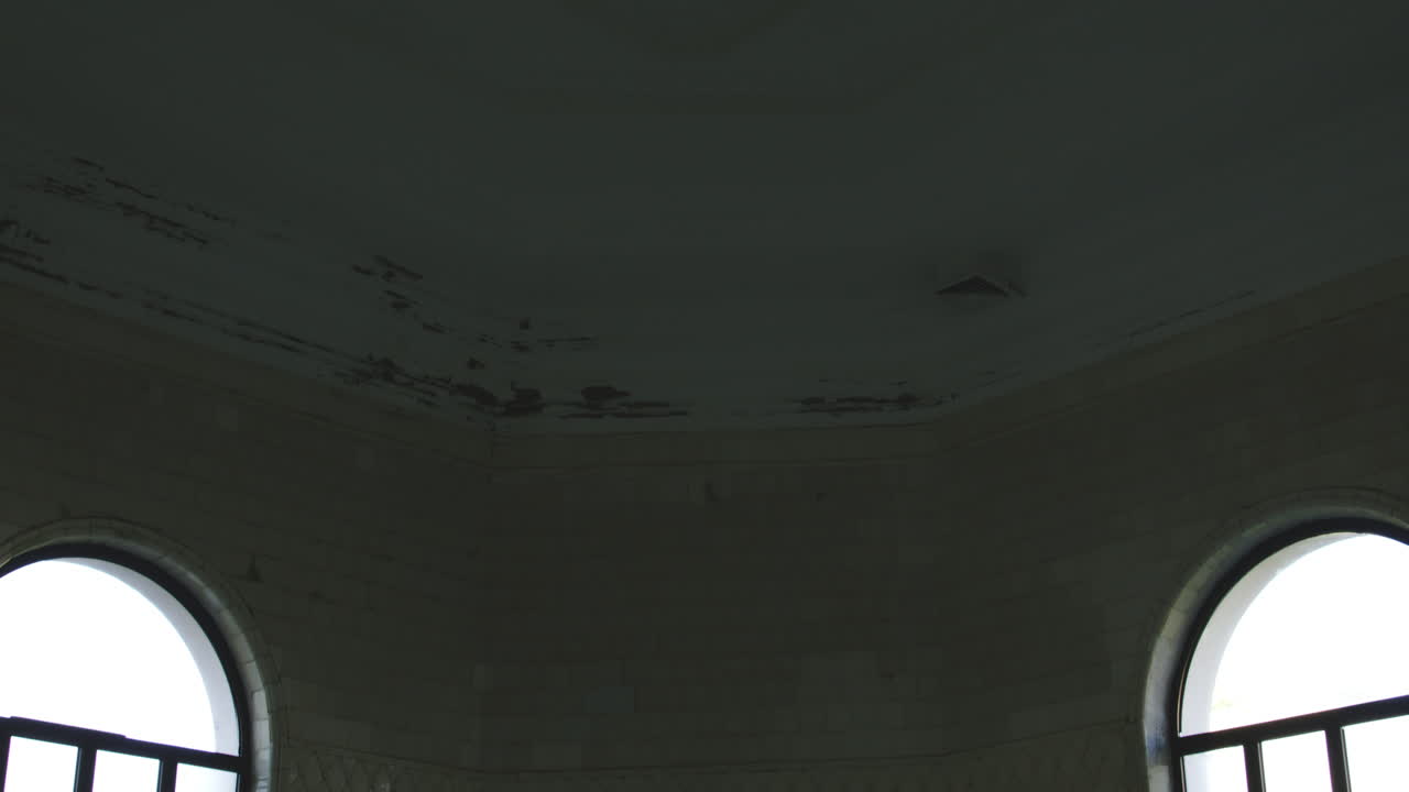 tskaltubo 스파에서 조각된 분수가 있는 벗겨진 천장과 욕조