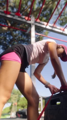 mujer estirándose al aire libre