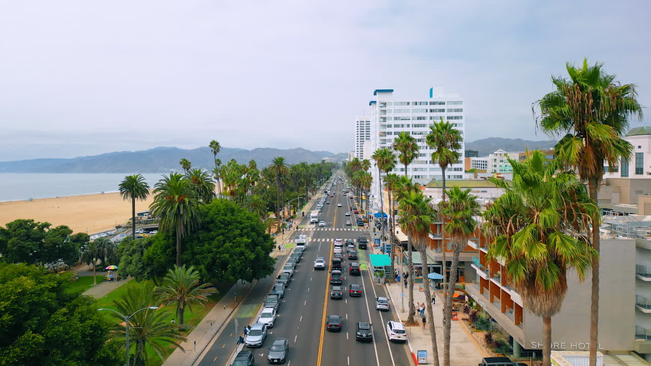 Los Angeles, USA, 29 agosto 2025: diverse auto si muovono sulla strada e sono parcheggiate lungo il percorso. Filmato dell'autostrada lungo la spiaggia di Santa Monica, LA, California, USA