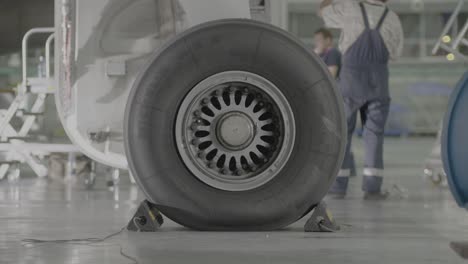 mantenimiento de las ruedas del avión en el hangar