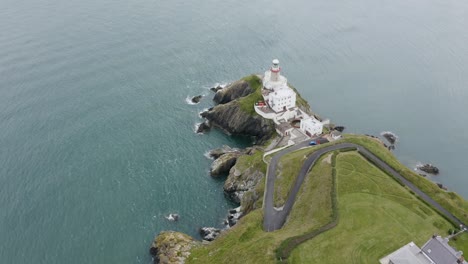 Vista-Aérea-Del-Hermoso-Faro-De-Baily-Sobre-Un-Acantilado-En-Howth,-Irlanda