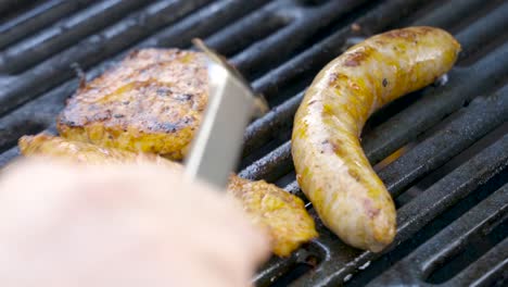 Preparar-Carne-A-La-Barbacoa-Para-Una-Fiesta-Al-Aire-Libre-Con-Amigos,-Barbacoa