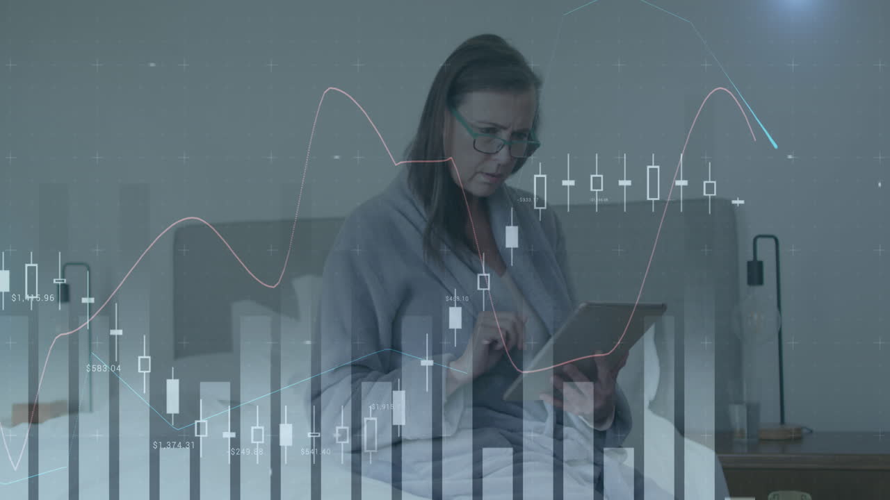 animación del procesamiento de datos financieros sobre una mujer caucásica usando una tableta