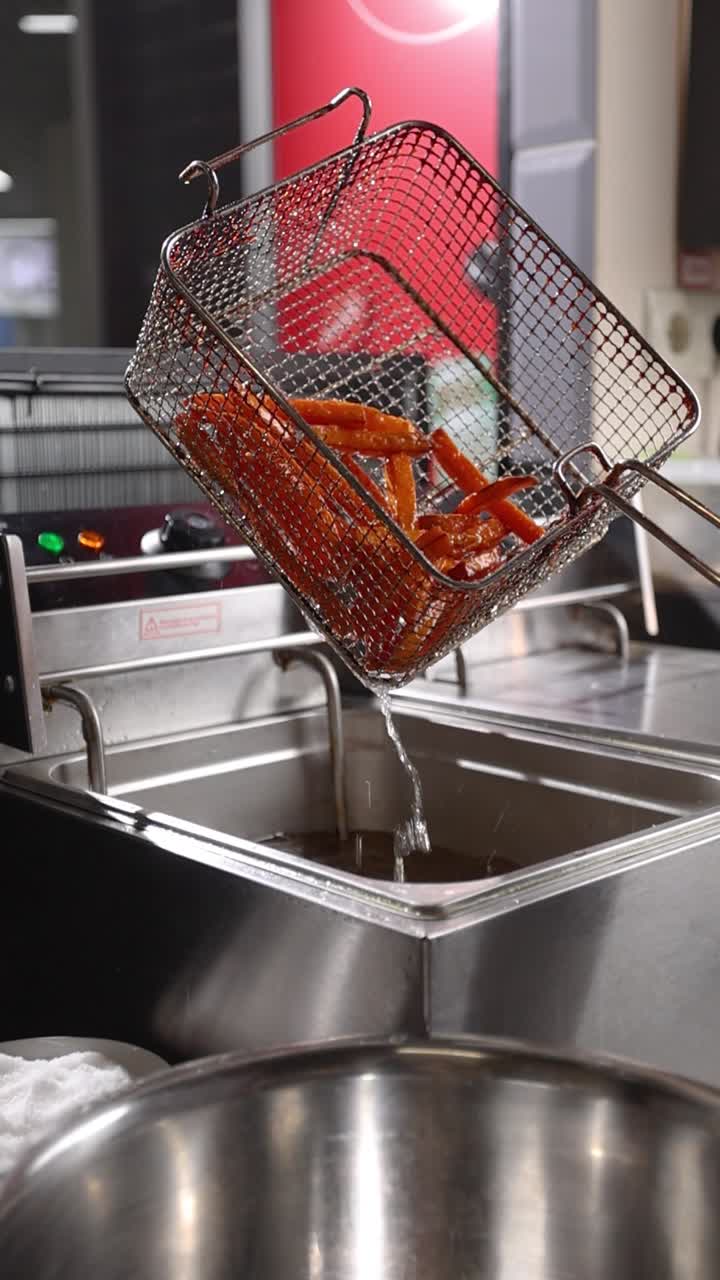 картофель фри глубоко поджаренный