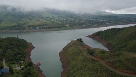 lago aéreo con niebla y montañas en calima darien colombia