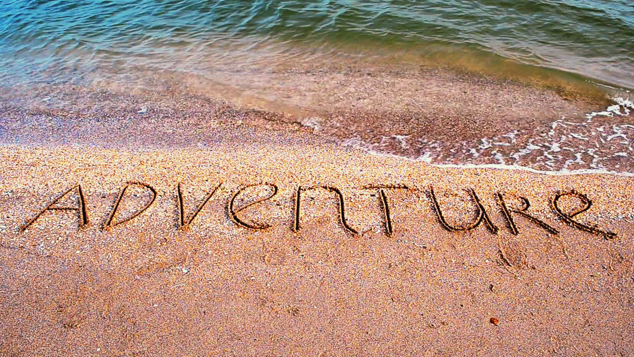 Indskrift i sandet. En indskrift på stranden.