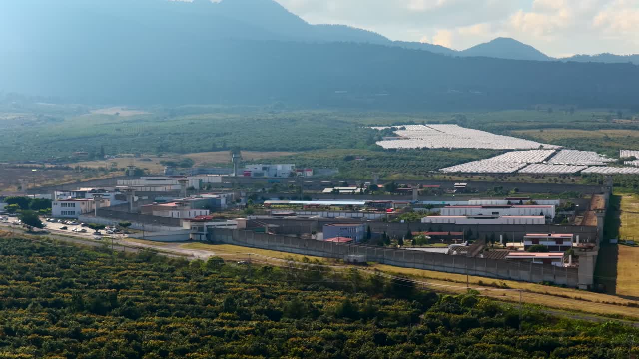 Instalação penal da PGR em Ciudad Guzman, Jalisco, México, com muros perimetrais envolvendo uma unidade correcional, representando temas de justiça, confinamento e segurança.