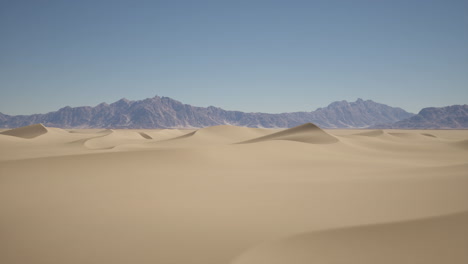 paisaje desértico con dunas de arena y montañas