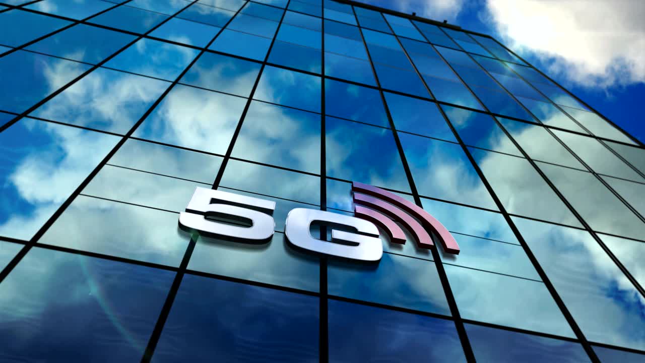 comunicazione mobile 5g su grattacielo di vetro con animazione a ciclo del cielo speculato