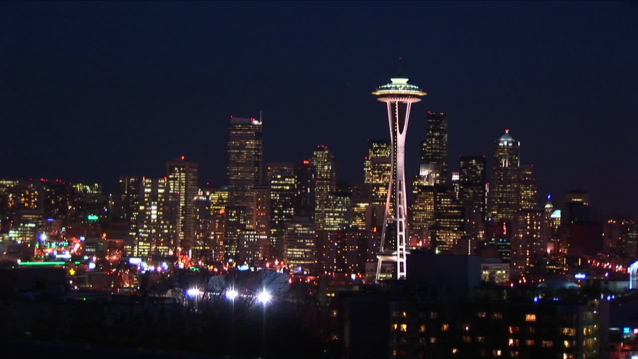 Seattle scintilla di notte con l'iconica Space Needle, un gioiello della corona.