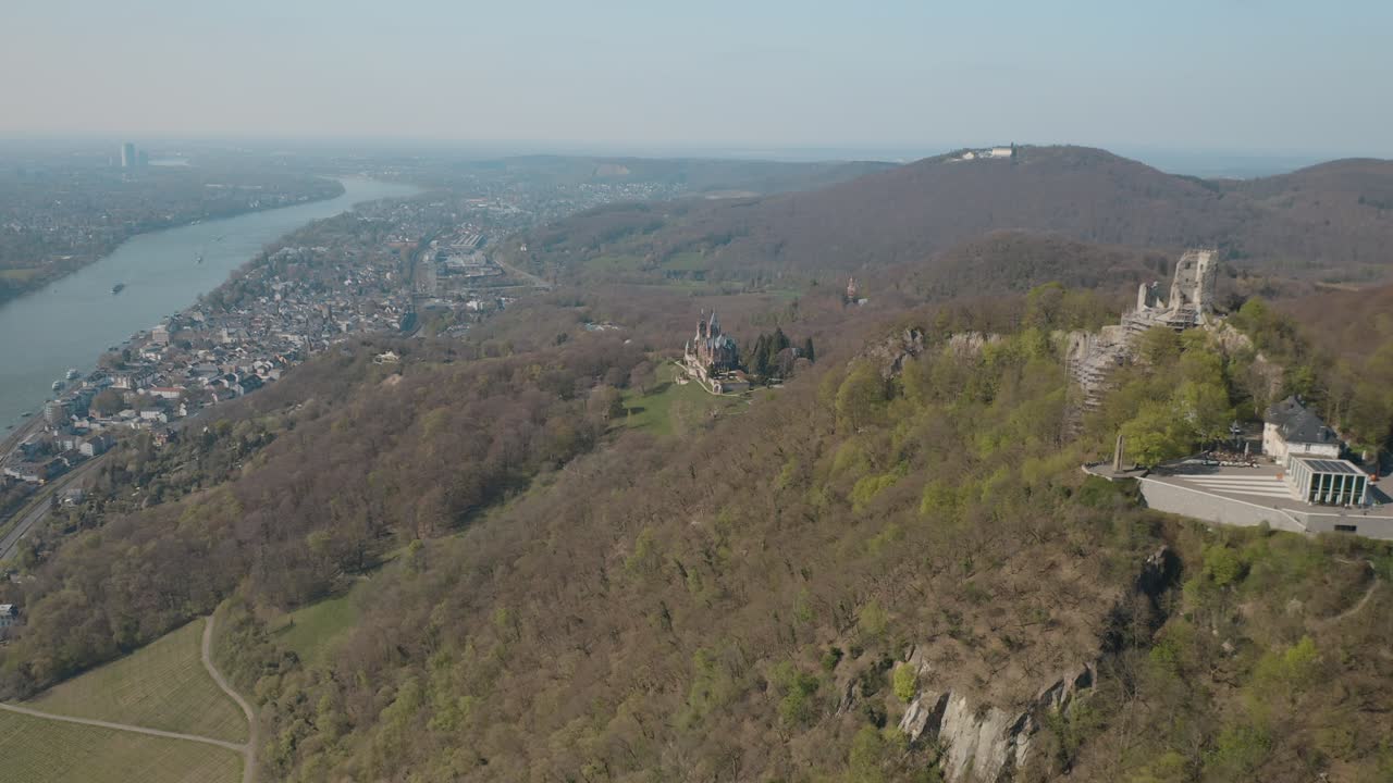 drone - toma aérea de los drachenfels con el castillo drachenburg y el río rhine siebengebirge cerca de bonn - königswinter 25p