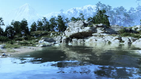 un hermoso lago anidado en las montañas con un bosque en primer plano