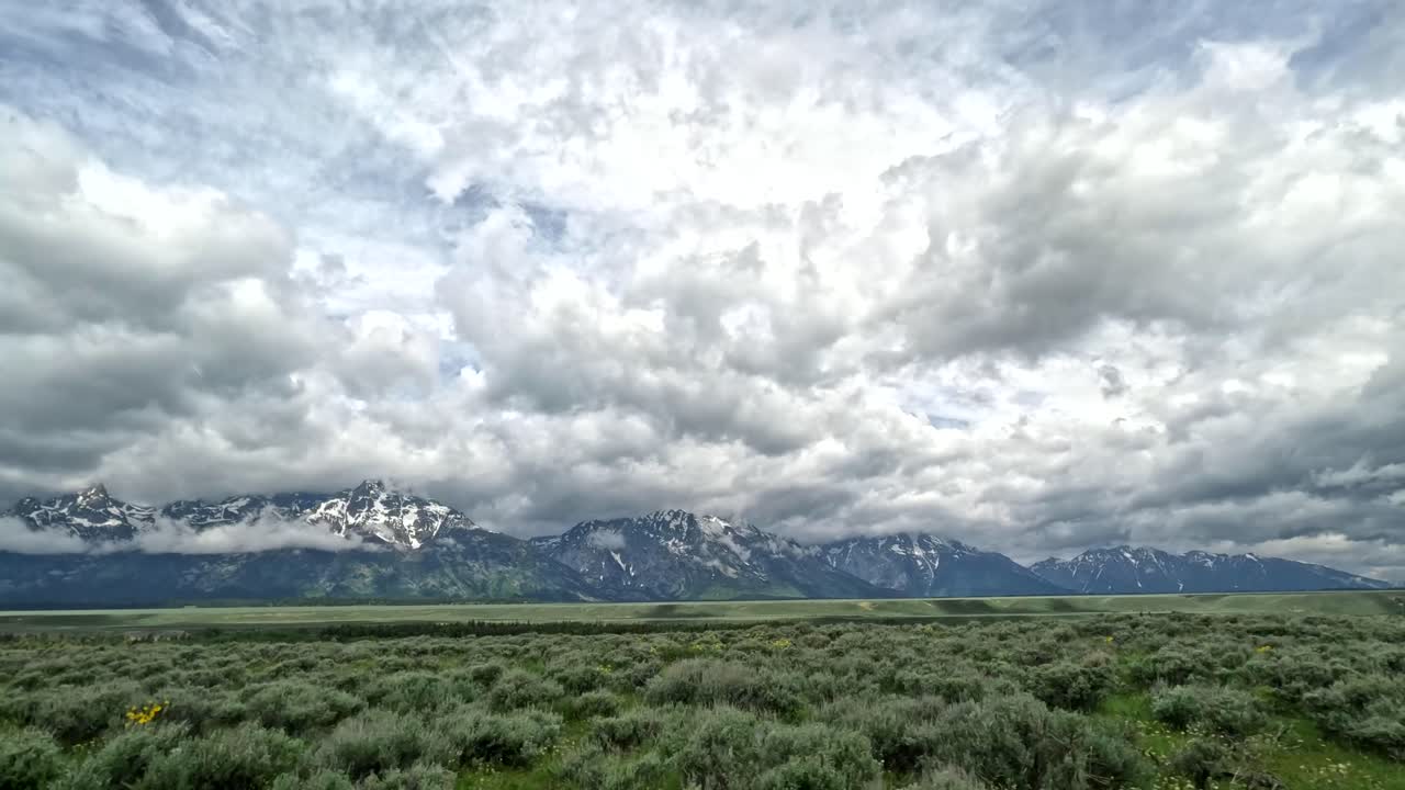 un pasajero conduciendo a través de jackson hole, wyoming.