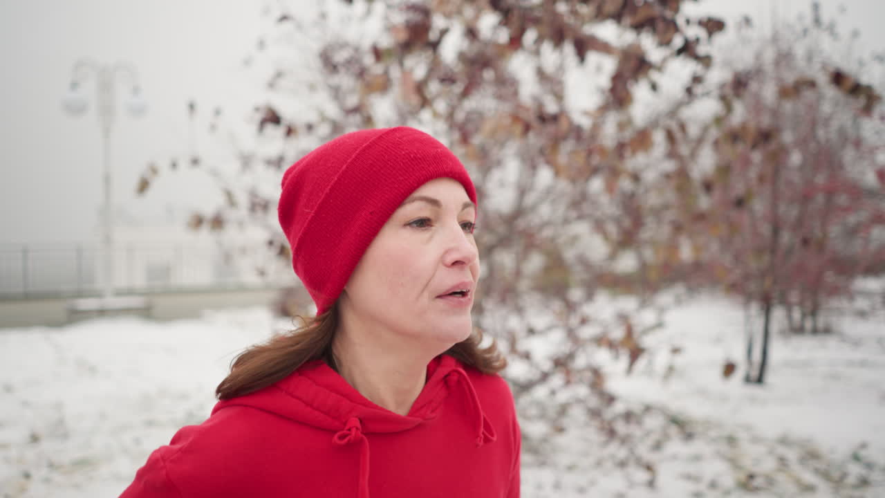 눈 인 공원에서 달리는 여자