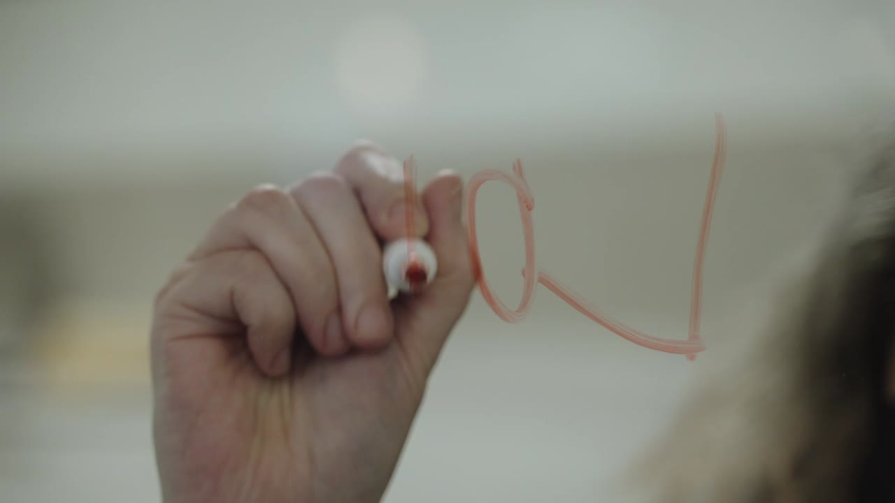 빨간색 마커, 느린 동작으로 투명한 유리 화면에 쓰는 여성의 손에 가까이